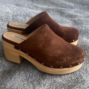 Gorgeous Steve Madden Suede clogs